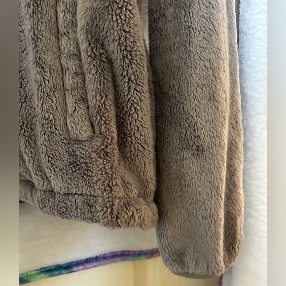 The North face gray sweater - Picture 7 of 9